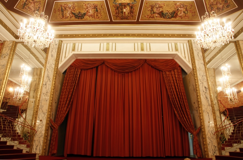 3945939-old-theater-stage-and-red-curtain